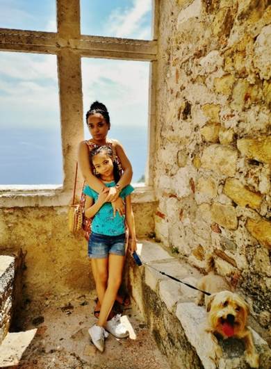 Une image contenant habits, ciel, plein air, sourire

Le contenu g�n�r� par l�IA peut �tre incorrect.