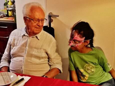 Une image contenant int�rieur, personne, table, homme

Description g�n�r�e automatiquement