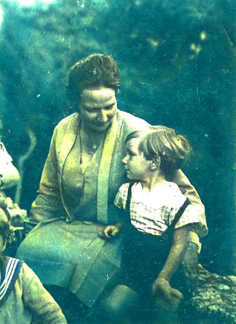 Une image contenant habits, Visage humain, personne, b�b�

Description g�n�r�e automatiquement