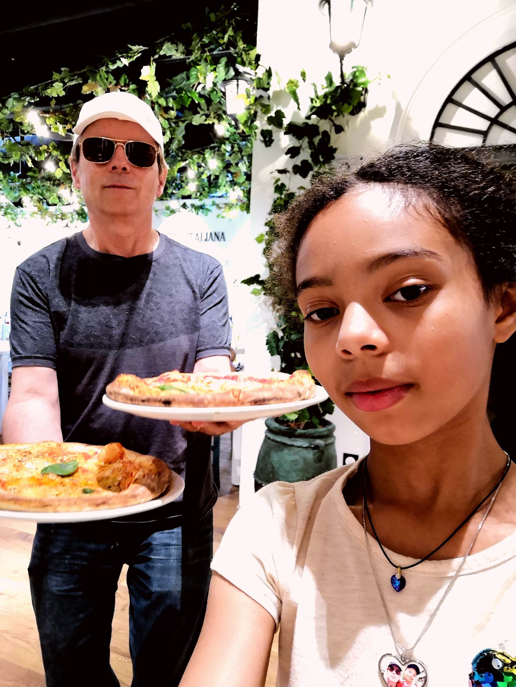 Une image contenant personne, pizza, alimentation, ext�rieur

Description g�n�r�e automatiquement