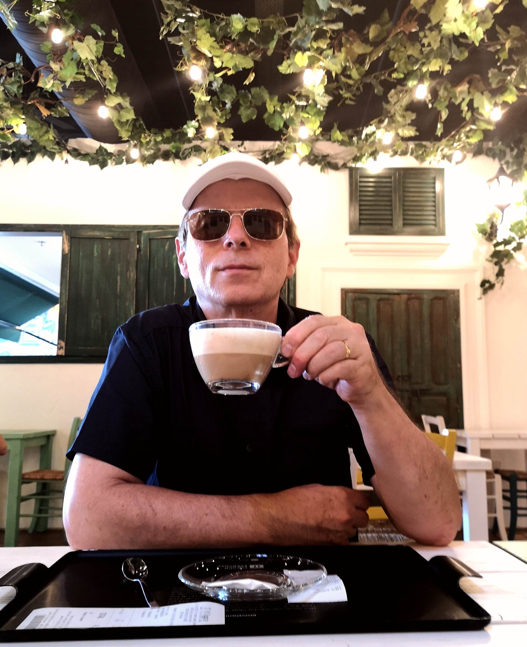 Une image contenant personne, table, homme, fen�tre

Description g�n�r�e automatiquement