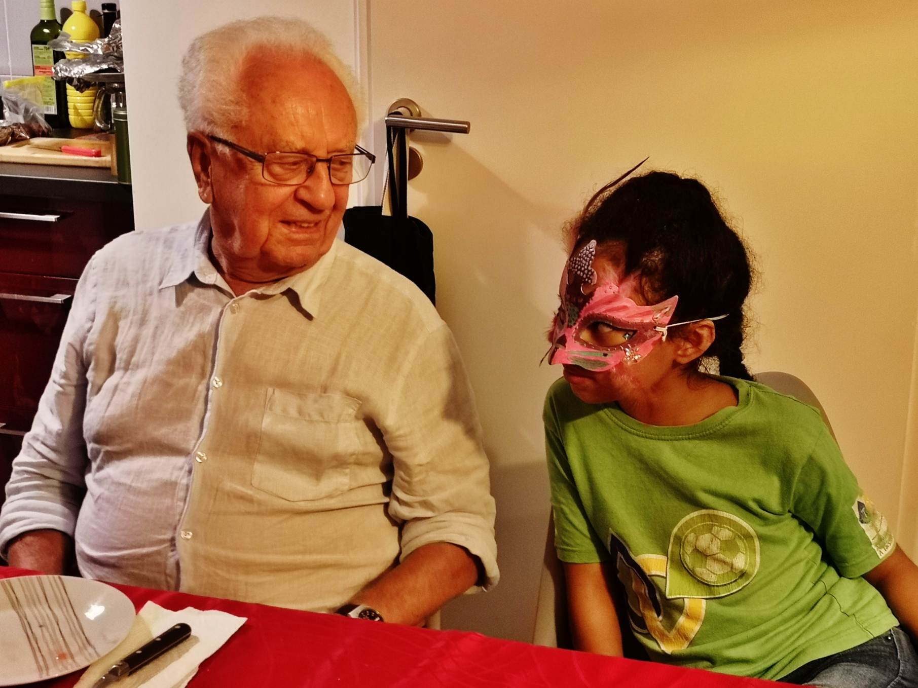 Une image contenant int�rieur, personne, table, homme

Description g�n�r�e automatiquement