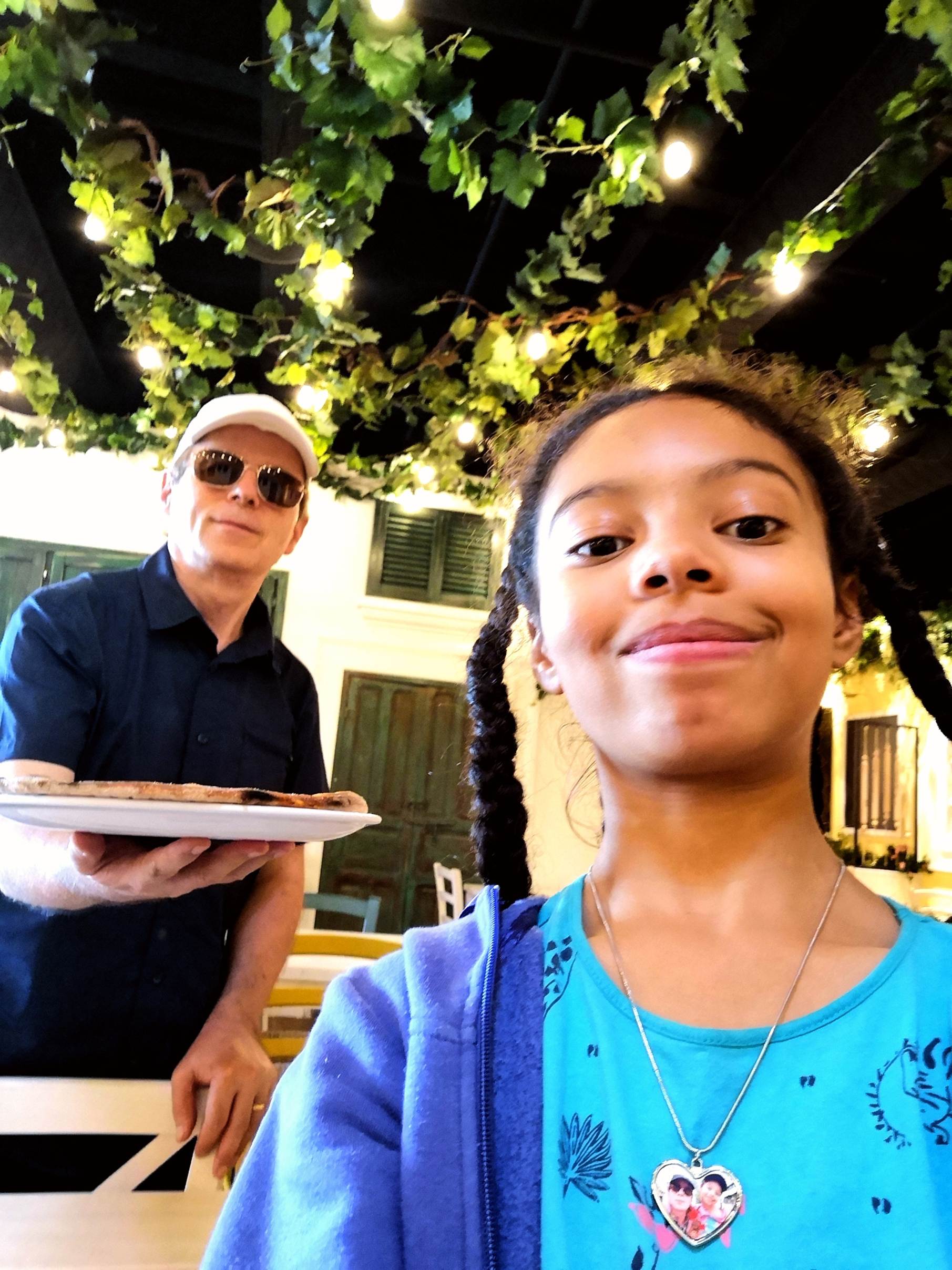 Une image contenant personne, table, alimentation, mangeant

Description g�n�r�e automatiquement