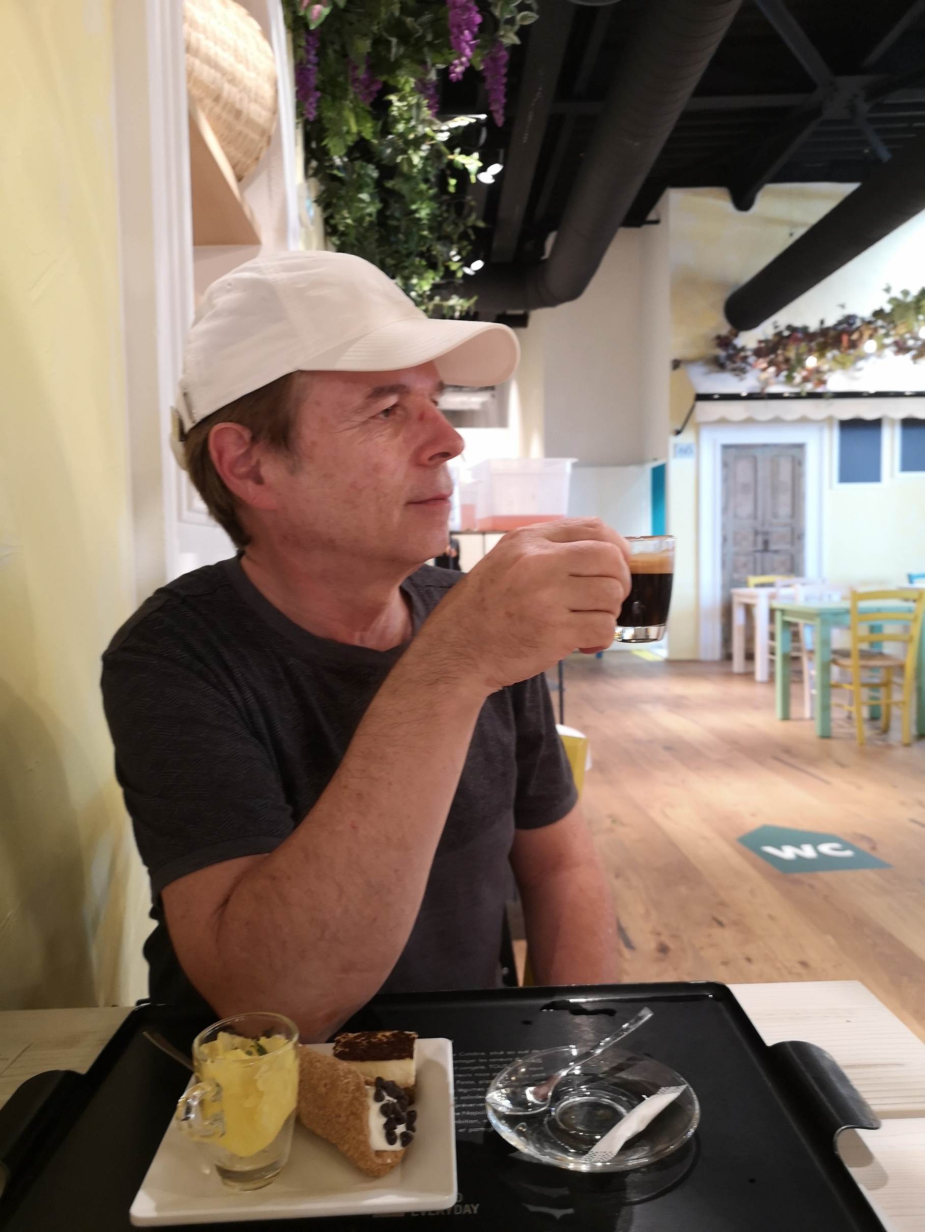 Une image contenant personne, homme, int�rieur, table

Description g�n�r�e automatiquement