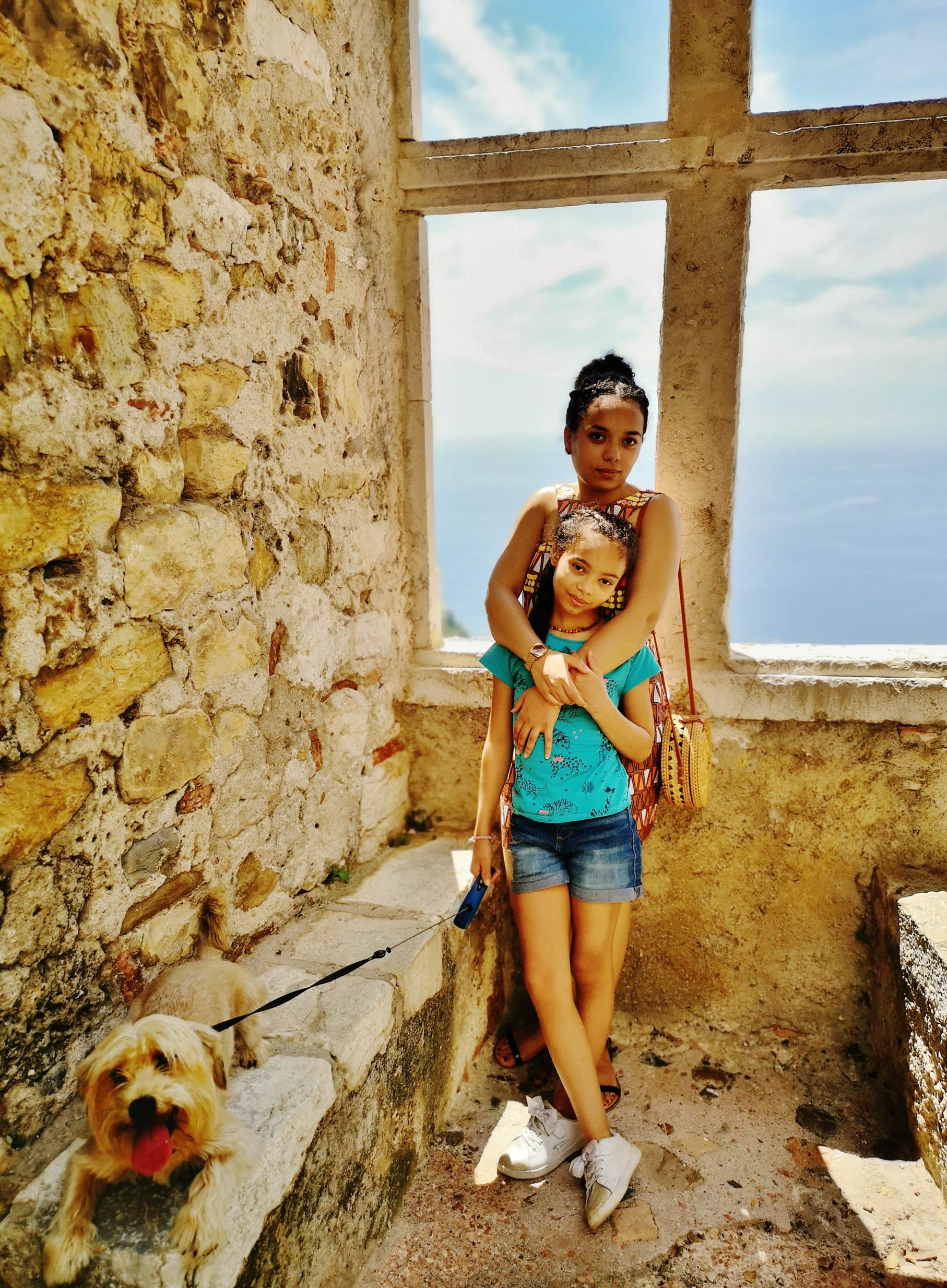 Une image contenant b�timent, debout, eau, avant

Description g�n�r�e automatiquement