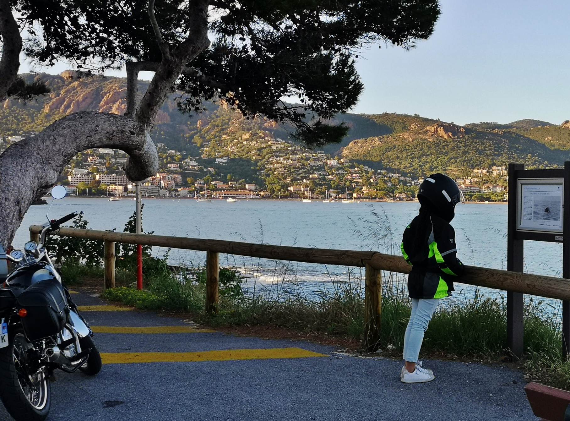 Une image contenant ext�rieur, route, cl�ture, eau

Description g�n�r�e automatiquement