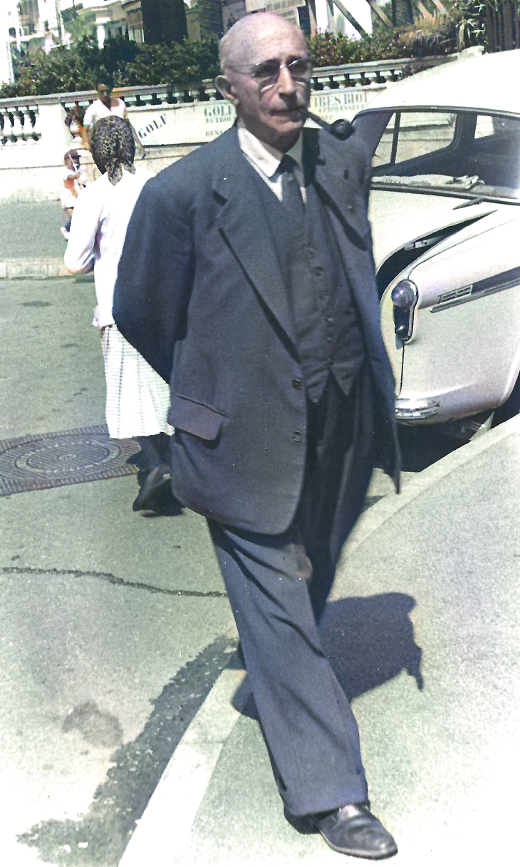 Une image contenant personne, habits, voiture, plein air
Description générée automatiquement