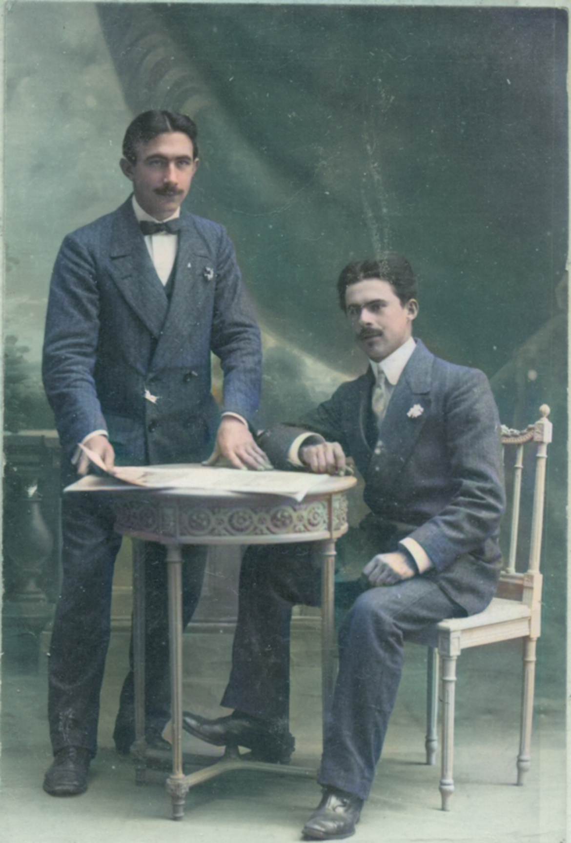 Une image contenant habits, personne, meubles, homme
Description générée automatiquement