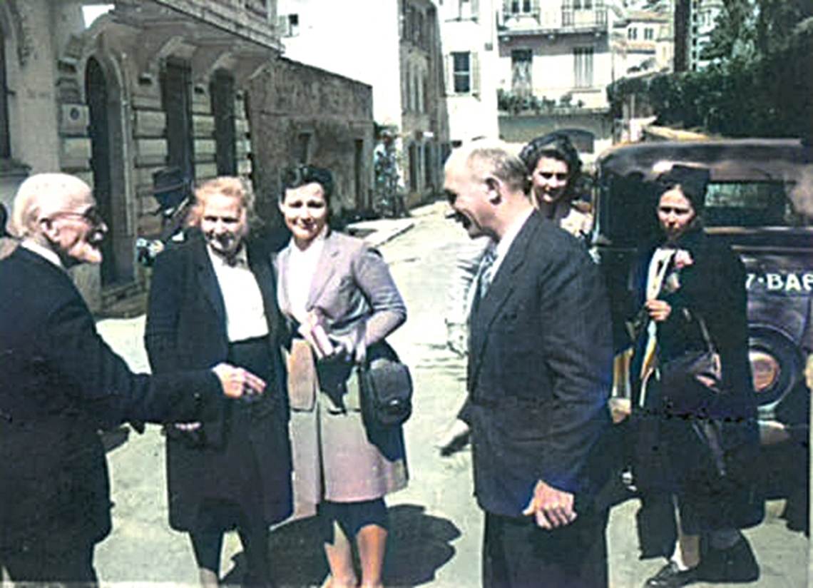 Une image contenant habits, personne, plein air, bâtiment
Description générée automatiquement