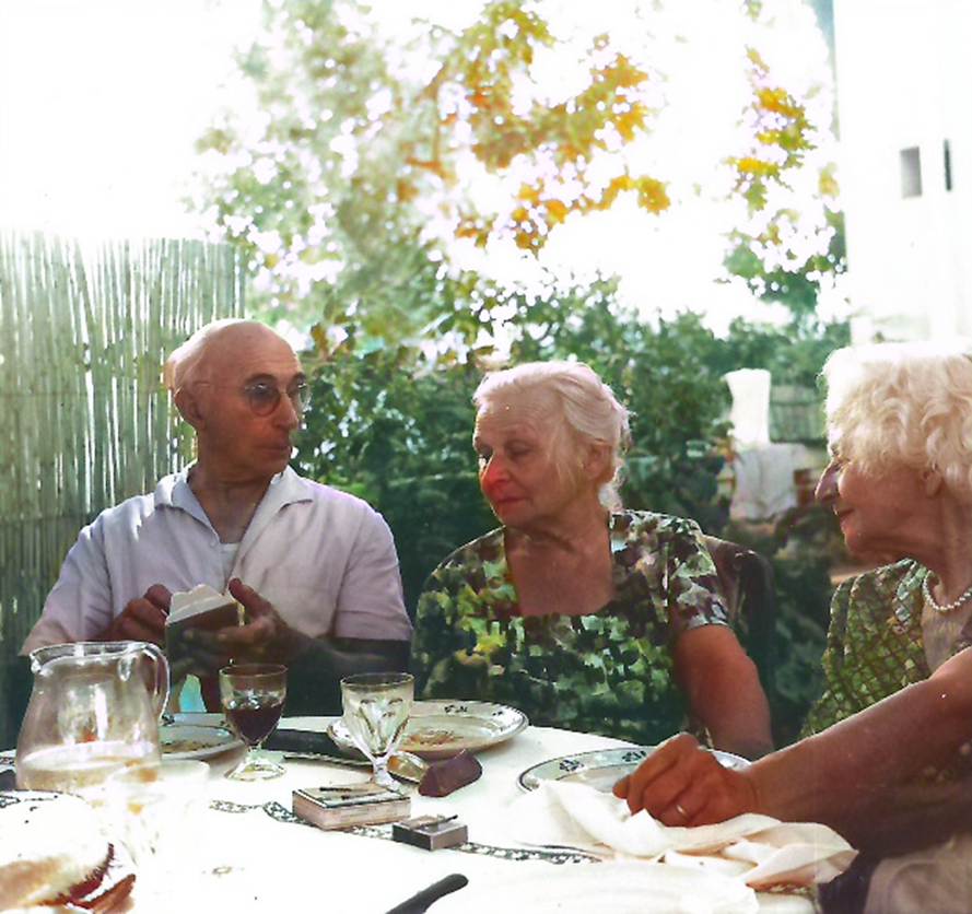 Une image contenant personne, habits, vaisselle, homme
Description générée automatiquement