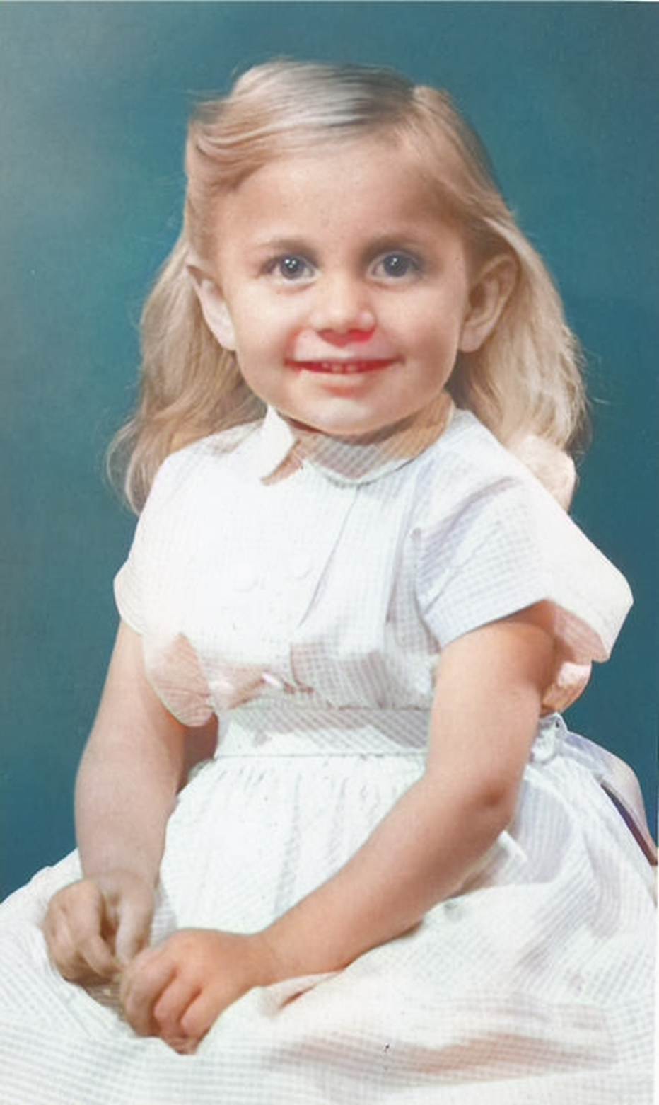 Une image contenant personne, Visage humain, habits, jeune enfant
Description générée automatiquement