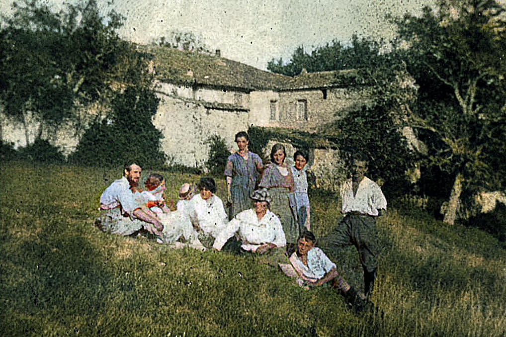 Une image contenant herbe, habits, plein air, personne

Description g�n�r�e automatiquement