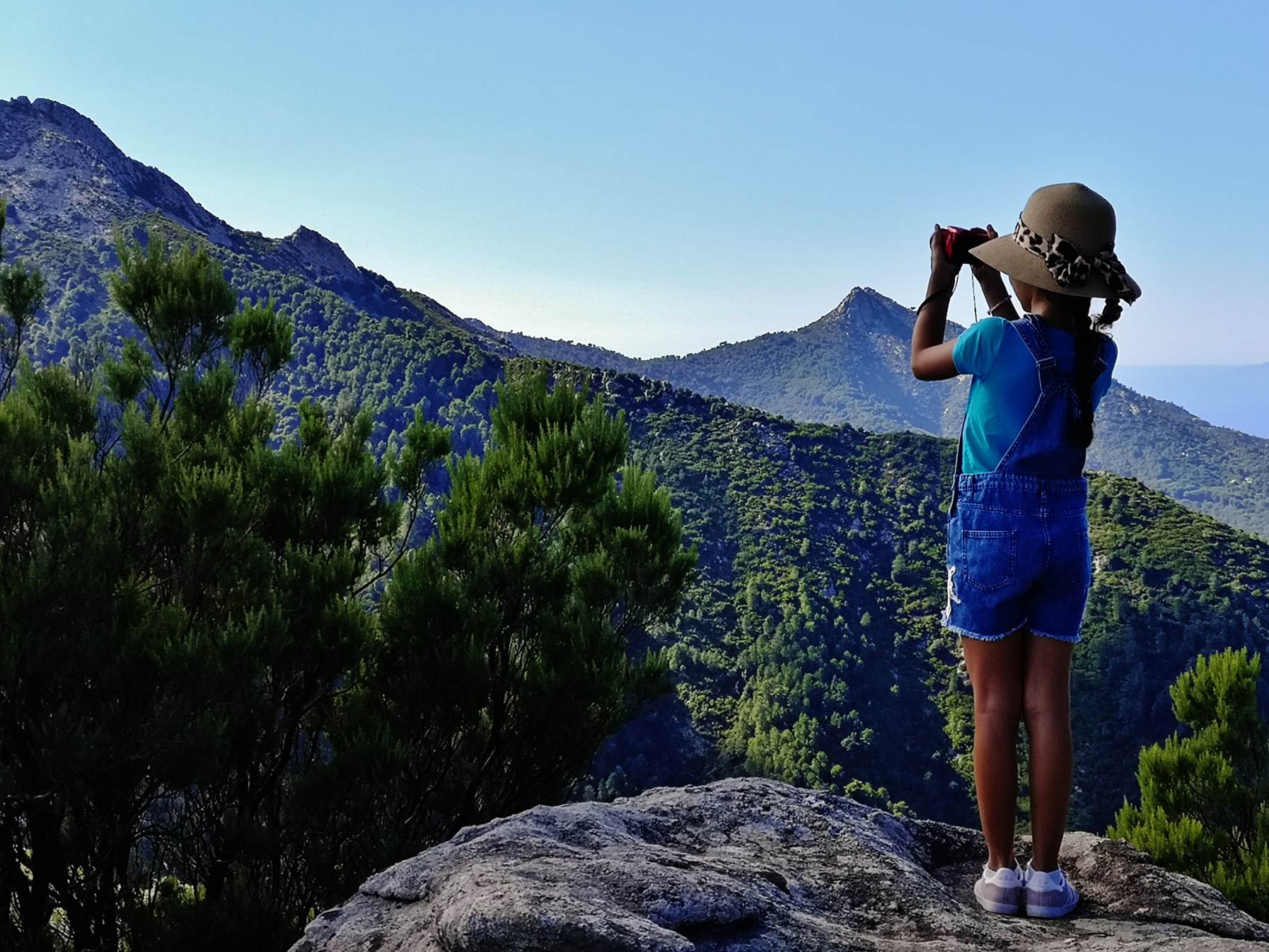 Une image contenant ext�rieur, montagne, nature, debout

Description g�n�r�e automatiquement