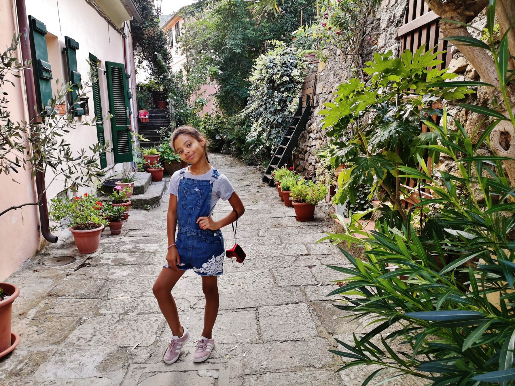 Une image contenant ext�rieur, b�timent, homme, tenant

Description g�n�r�e automatiquement