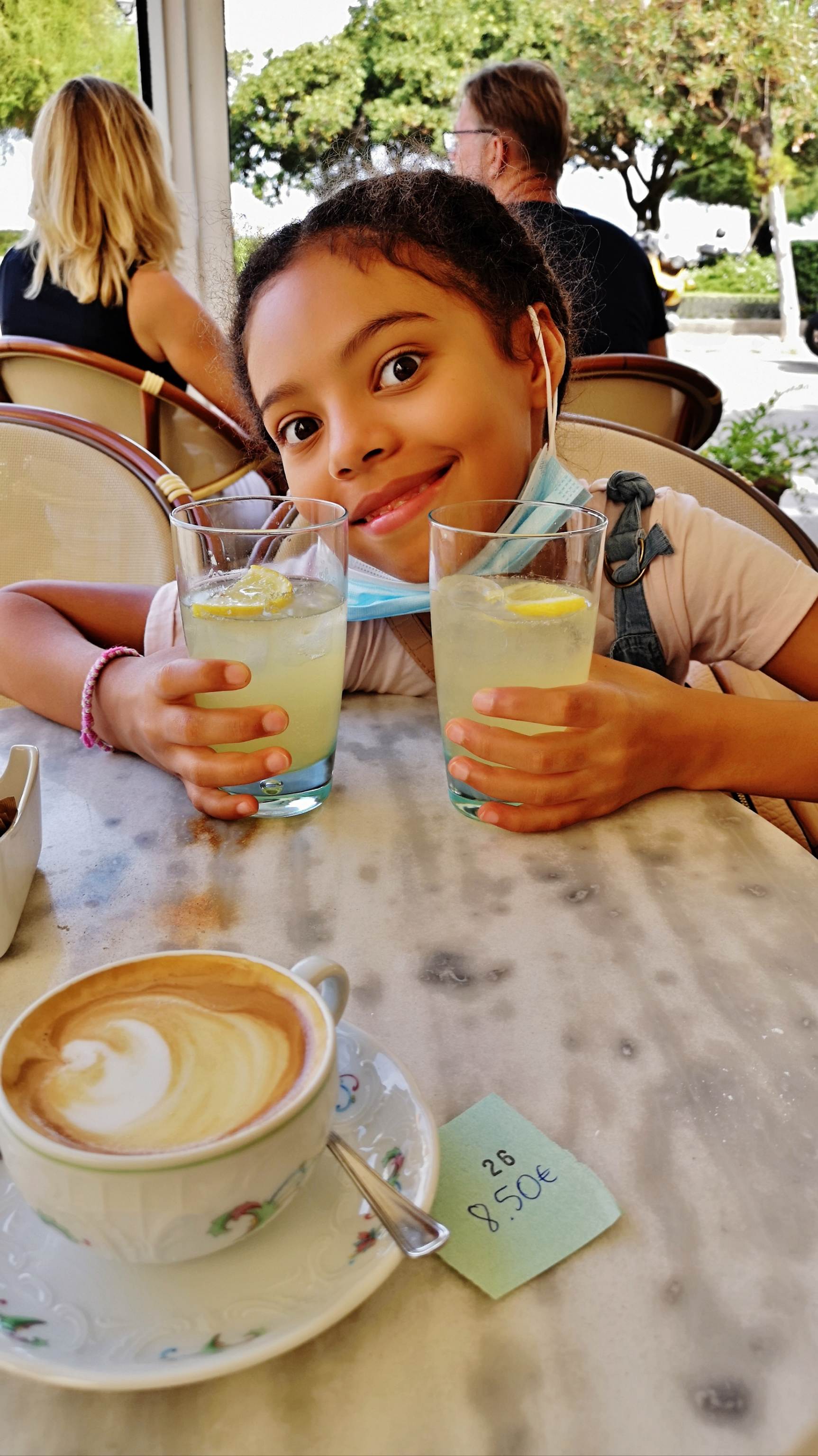 Une image contenant table, tasse, caf�, assis

Description g�n�r�e automatiquement