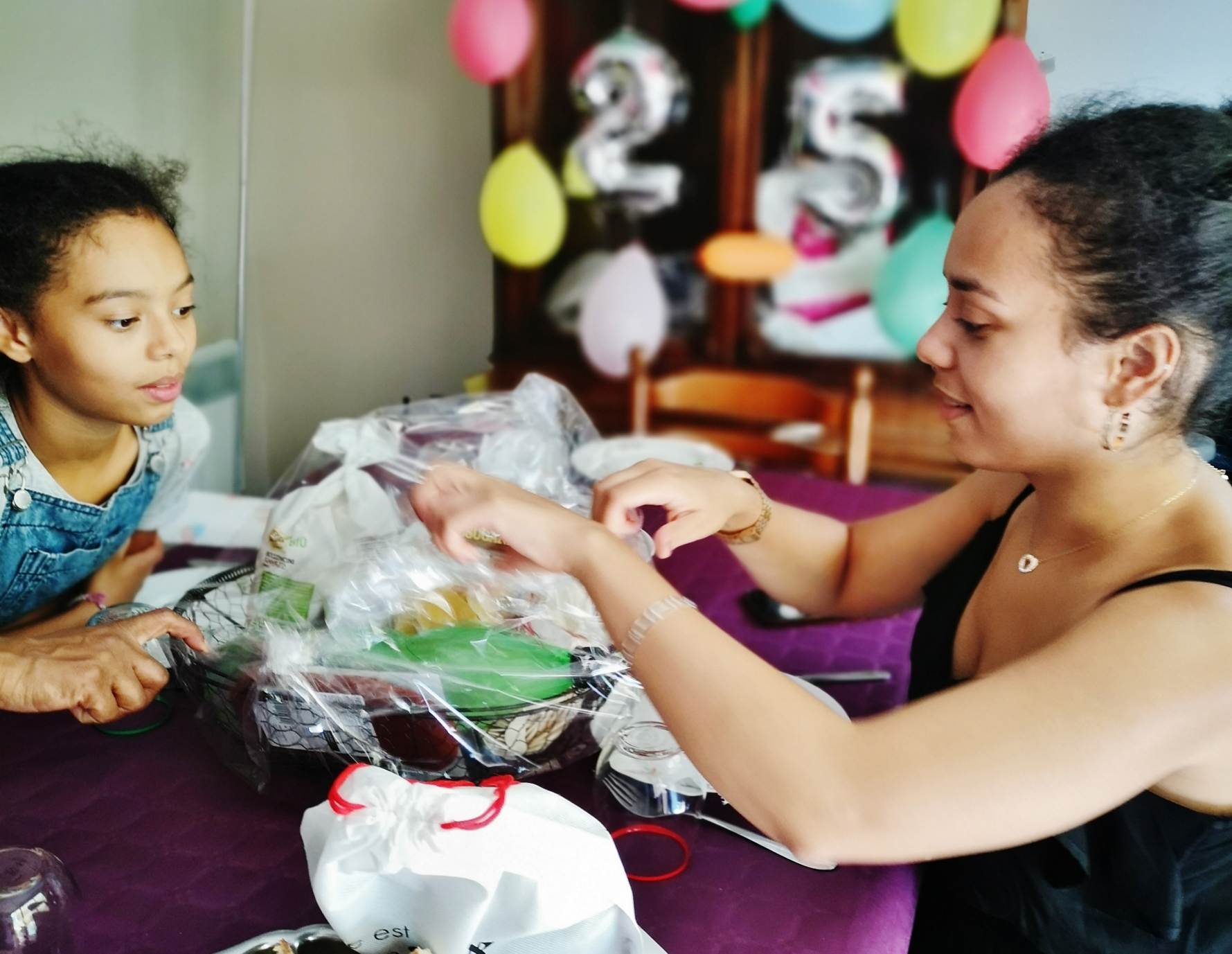 Une image contenant personne, table, int�rieur, alimentation

Description g�n�r�e automatiquement