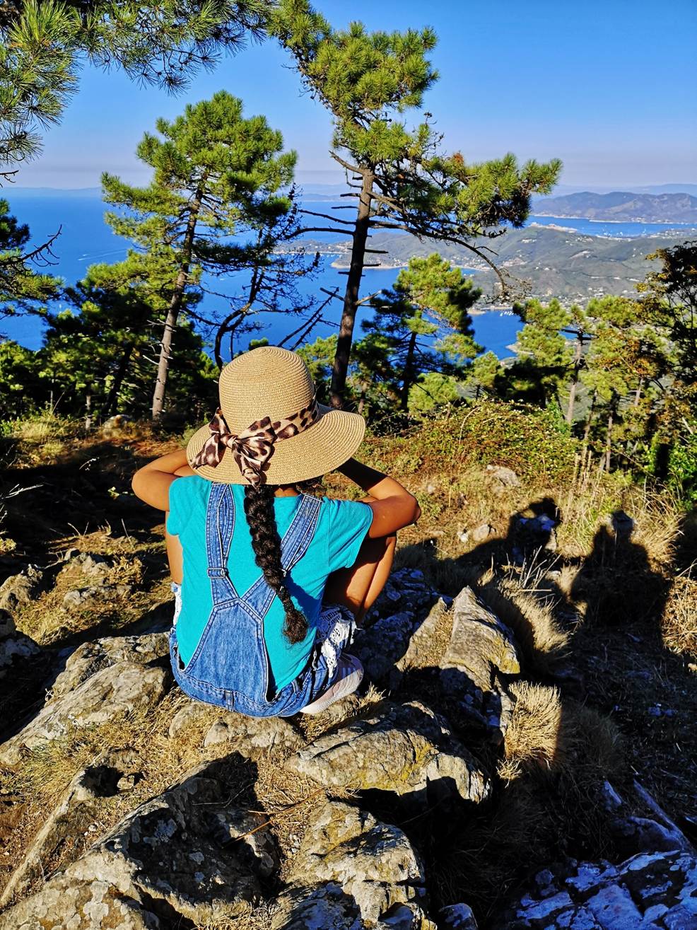 Une image contenant plein air, habits, ciel, personne

Description g�n�r�e automatiquement