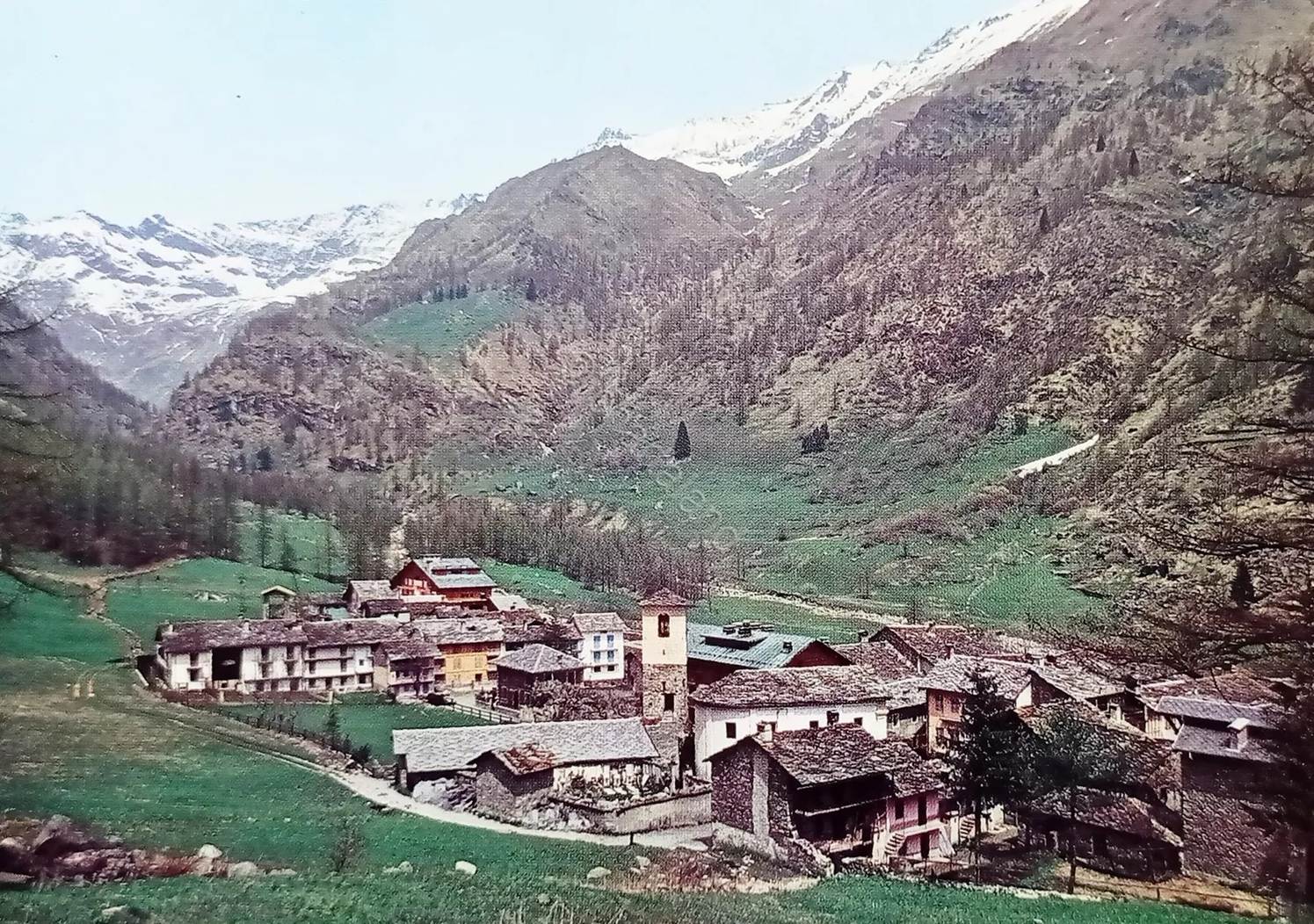 Une image contenant plein air, nature, Chaîne de montagnes, herbe
Le contenu généré par l’IA peut être incorrect.
